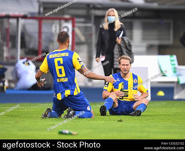 after the end of the game and jubilation about the promotion to the 2nd Bundesliga: Steffen Nkansah (Braunschweig) / l. and Marv Pfitzner (Braunschweig) / r