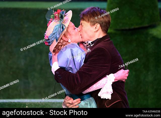 RUSSIA, MOSCOW - 26 de octubre de 2023: Actores Yekaterina Lisitsyna (L) como Kitty Verdun y Alexander Seppius como Jack Chesney realizan durante el estreno de...