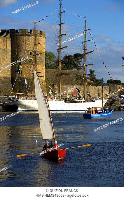 France, Finistere, Brest, International Festival of the Sea, Brest 2008, the Chateau and the Cisne Branco, ship school of Brazilian Navy