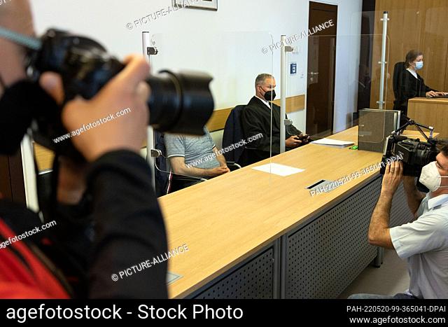 20 May 2022, North Rhine-Westphalia, Gütersloh: The defendant sits next to his defense attorney Karsten Fehn (M) in the courtroom of the Gütersloh Regional...