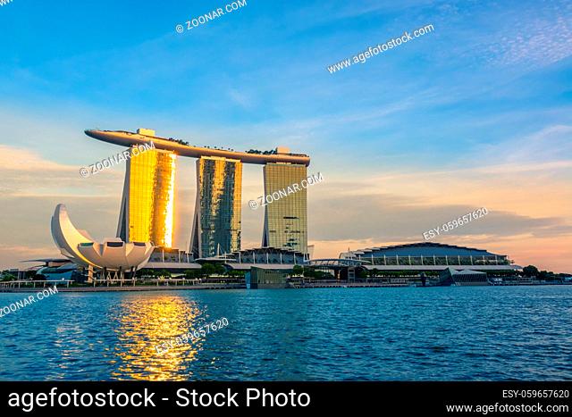 Singapore. Marina Bay and ArtScience Museum. The rays of the setting sun runs on the mirror windows of the Marina Bay Sands Hotel