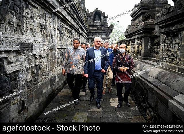17 June 2022, Indonesia, Yogyakarta: German President Frank-Walter Steinmeier (center) is guided through the Borobudur temple complex by Nahar Cahyan Daru...