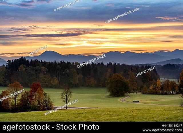 Herbststimmung im Sonnenaufgang - von Ufering Richtung Ulrichshögl in der Gemeinde Ainring
