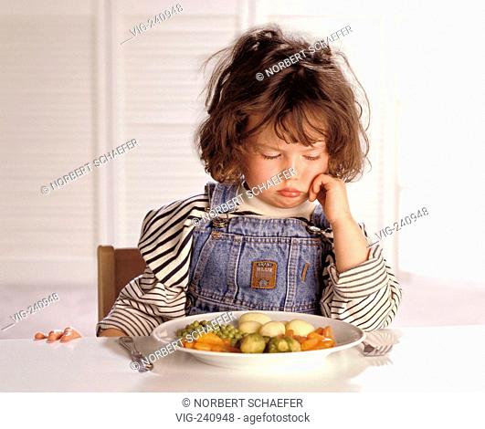 portrait, girl, brown hair, 4 years, does not want to eat a plate of vegetables  - GERMANY, 25/05/2003