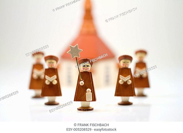 Handcrafted Carolers with white background, produced in Erz Mountains, Germany