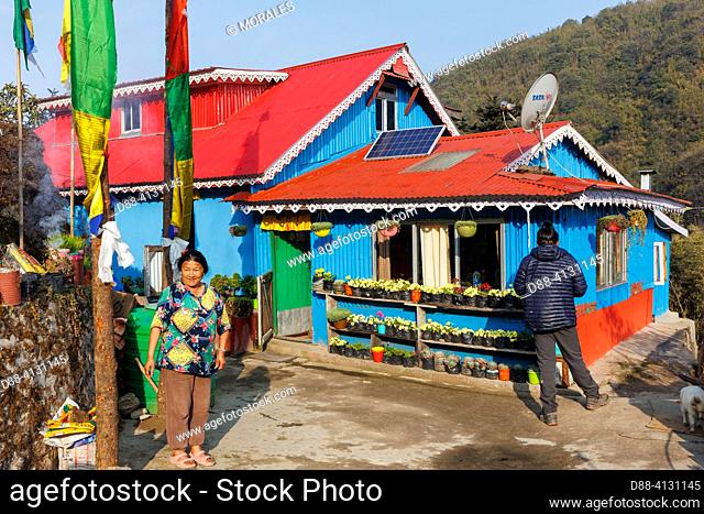Nepal, Himalayas, Singalila National Park, Gairibas village cut in two by the Nepal-India border, Homestays trekking route,