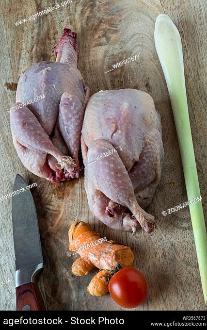 Wachteln, asiatisch. Raw quails on a chopping board