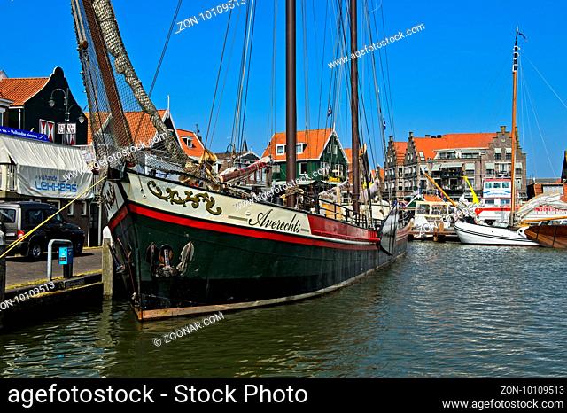 Schiff im Hafen, Volendamm, Nord-Holland, Niederlande / Vessel in the harbor, Volendamm, North Holland, Netherlands