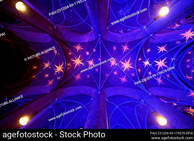 04 December 2023, Lower Saxony, Hanover: The interior of the Marktkirche is festively illuminated. During Advent, the parish once again invites you to the...