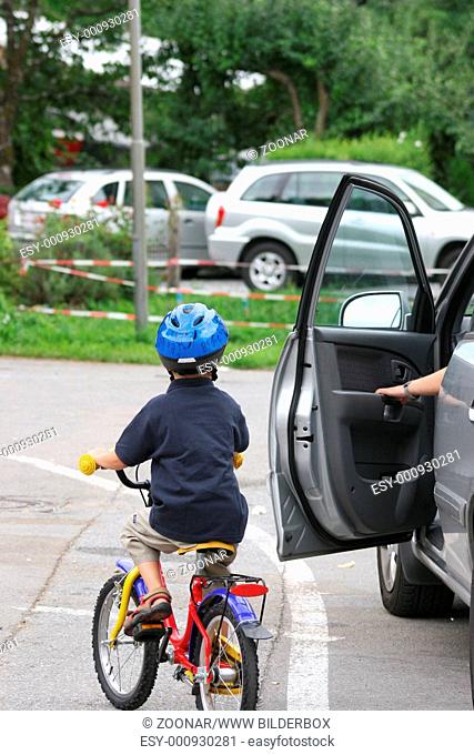 Kind mit Fahhrad / Child with a bicycle