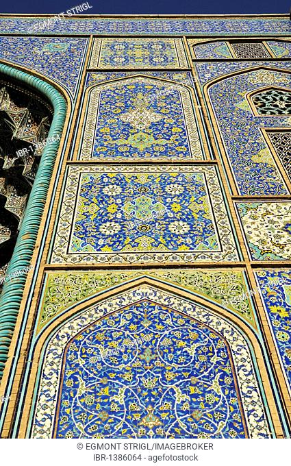 Colorful faience tiles on the Sheik Lotfollah, Lotf Allah Mosque, Esfahan, UNESCO World Heritage Site, Isfahan, Iran, Persia, Asia
