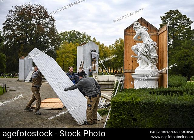 24 October 2023, Brandenburg, Potsdam: Carpenters and joiners from the Harness Yard of the Prussian Palaces and Gardens Foundation Berlin-Brandenburg protect...