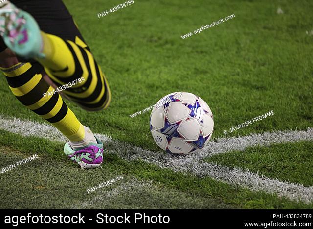 firo: November 7th, 2023 Football, Soccer, Men's Champions League: Group F BVB Borussia Dortmund - Newcastle 2:0 corner corner ball feature symbol image blurred...