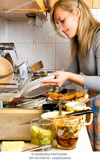 woman washing plates