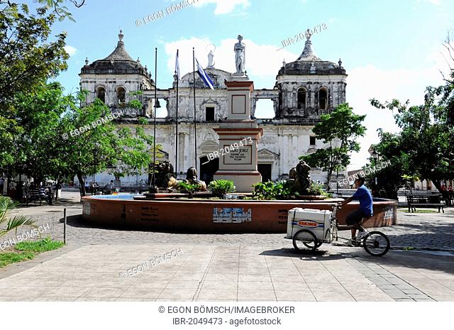 Town square with fountains in the centre of town, in front of Catedral de la Asuncion, built in 1860, Leon, Nicaragua, Central America