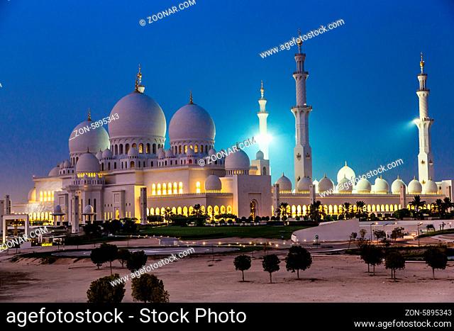 Sheikh Zayed Mosque illuminated at night. Abu Dhabi, United Arab Emirates
