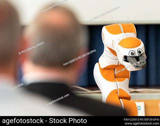 28 May 2020, Baden-Wuerttemberg, Konstanz: Care assistance robot LIO at a press conference at the St. Marienhaus nursing home for the elderly on the practical...