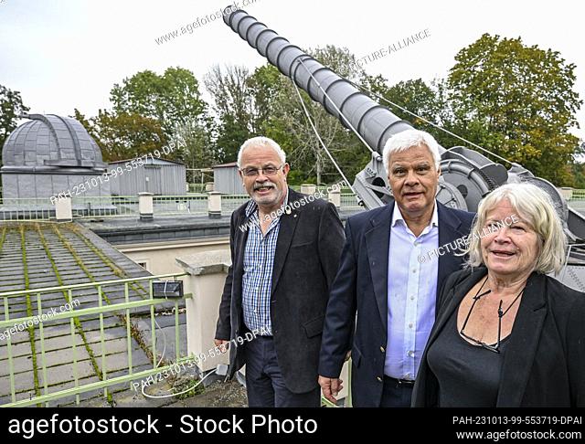 13 October 2023, Berlin: The grandchildren of Friedrich Simon Archenhold, the founder of the Archenhold Observatory, Max (l-r)