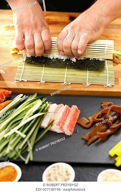 Sushi master skreca rolki sushi. Kurs przygotowywania sushi. Mata bambusowa, przygotowywanie sushi. Etapy tworzenia sushi