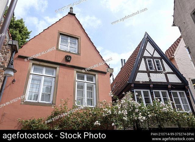 10 July 2021, Bremen: Gabled houses in the historic craftsmen's quarter Schnoor. Photo: Stephan Schulz/dpa-Zentralbild/ZB. - Bremen/Bremen/Germany