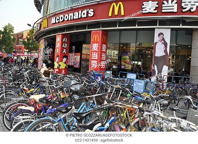 Dongguan (China): McDonald’s fast-food and bicycle parking