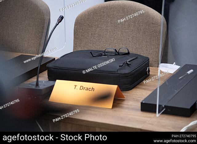 Thomas Drach's glasses and briefcase on his table, on February 1st, 2022 in front of the Cologne Regional Court, . - Cologne/Nordrhein-Westfalen /...