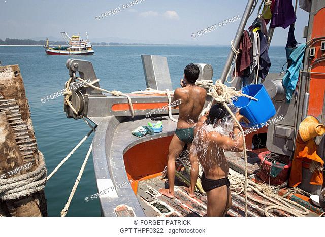 CLEANING DONE BY THE CREW (BURMESE AND CAMBODIAN SAILORS), FISHING BOATS IN THE PORT OF BANG SAPHAN, THAILAND, ASIA