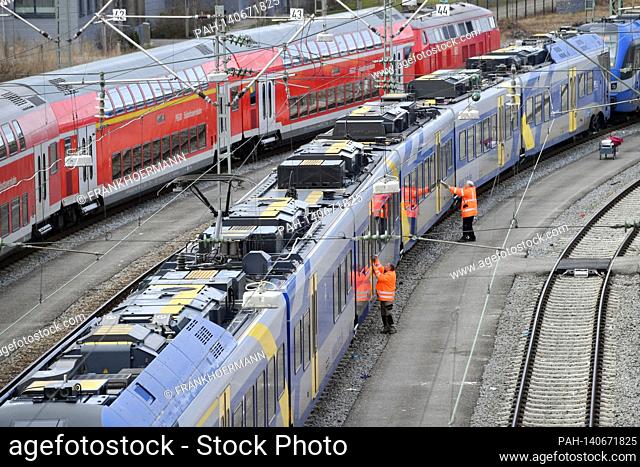 Consequences of the coronavirus pandemic, parked trains at Munich Central Station, cleaning staff, maintenance staff clean the windows