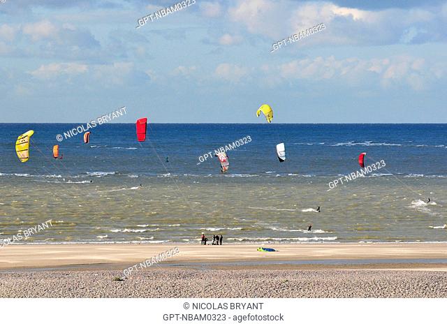 KITESURFEURS, CAYEUX-SUR-MER, BAY OF SOMME, SOMME 80, FRANCE