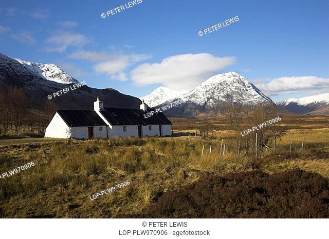 Scotland, Highland, Glencoe, Blackrock Cottage and Buachaille Etive Mor at the head of Glen Etive
