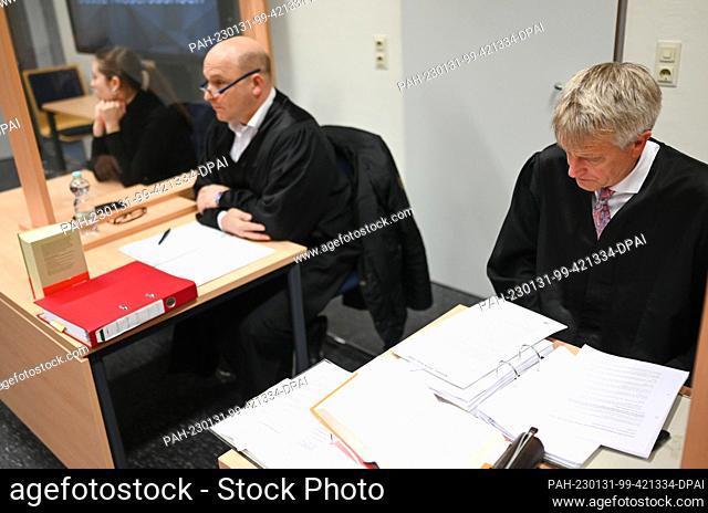 31 January 2023, Lower Saxony, Papenburg: Lawyers Oliver Prinz (m) and Heiner Thölke (r), defense attorneys for the defendants