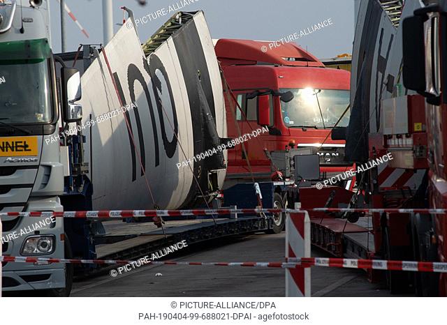 04 April 2019, Saxony-Anhalt, Hohe Börde: The wing of a Junkers 52 stands on a low loader at the Börde service area. The dismantled