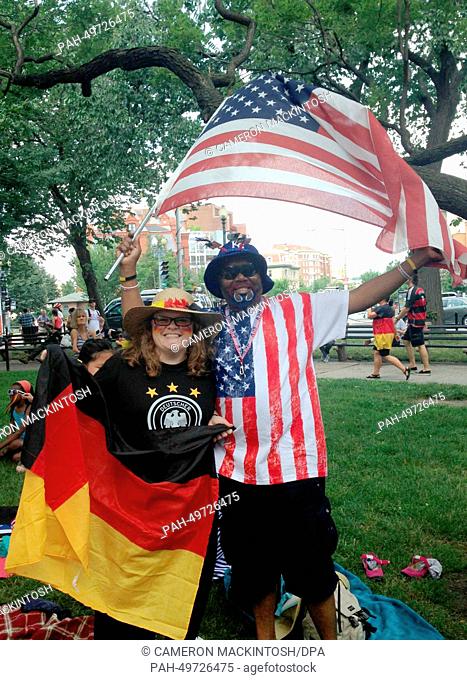 Rebecca und Gary Overmann aus Baltimore schauen sich am 26.06.2014beim Public Viewing der Deutschen Botschaft auf dem Dupont Circle in der US-Hauptstadt...