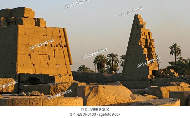 THE TEMPLE OF KARNAK, DEDICATED TO THE WORSHIP OF THE GOD AMON, DIVINE CREATOR OF THEBES, NEAR LUXOR, HIGH EGYPT, EGYPT, AFRICA