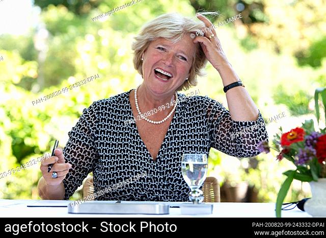 20 August 2020, Saxony, Bad Muskau: Monika Grütters (CDU), Minister of State for Culture, attends a press conference in Fürst-Pückler-Park and laughs