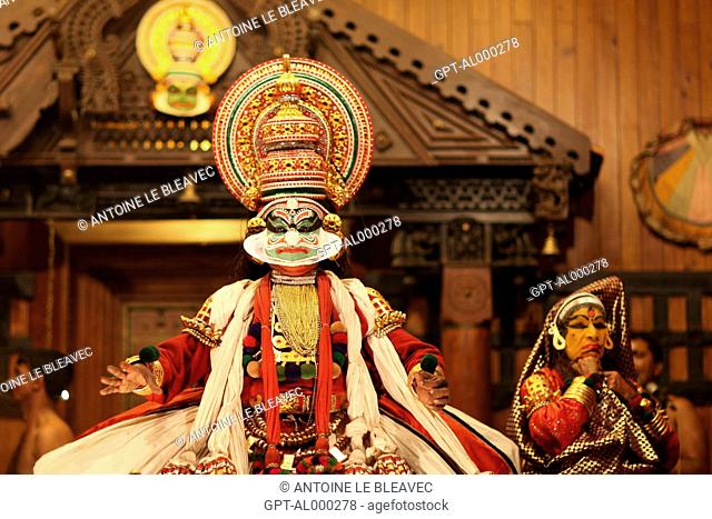 ACTORS FROM THE KATHAKALI DANCE THEATRE IN TRADITIONAL COSTUMES, COCHIN OR KOCHI, KERALA, SOUTHERN INDIA, INDIA, ASIA