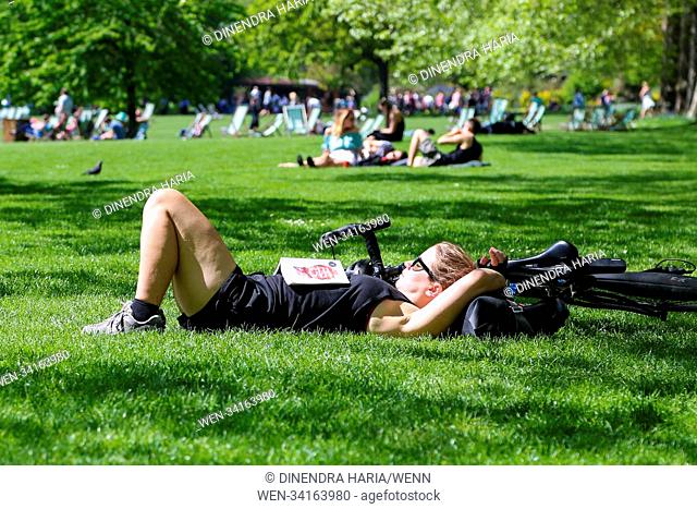 Hot weather continues in the capital. Tourists and Londoners enjoy the hot weather in St James’s Park as temperatures reach 21 degrees celsius in London