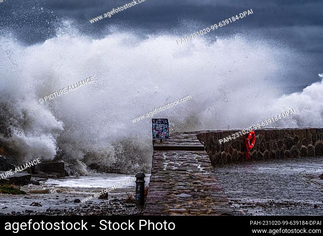 20 October 2023, Mecklenburg-Western Pomerania, Sassnitz: Waves of the Baltic Sea whip across the breakwater during a severe storm depression