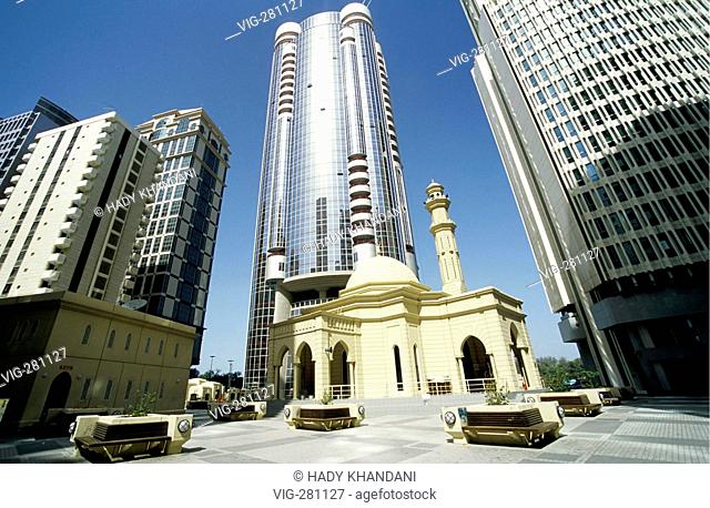 Mosque between modern banks in dwntown of Abu Dhabi.  - ABU DHABI, VEREINIGTE ARABISCHE EMIRATE, 01/01/2004