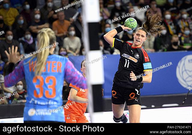 Throw of Xenia SMITS r. (GER) versus goalwart Tess Wester (NED), duels, action, goal throw, handball Euro qualification women