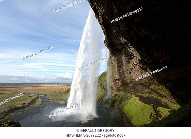 Iceland, Sudurland, Seljalandsfoss waterfall