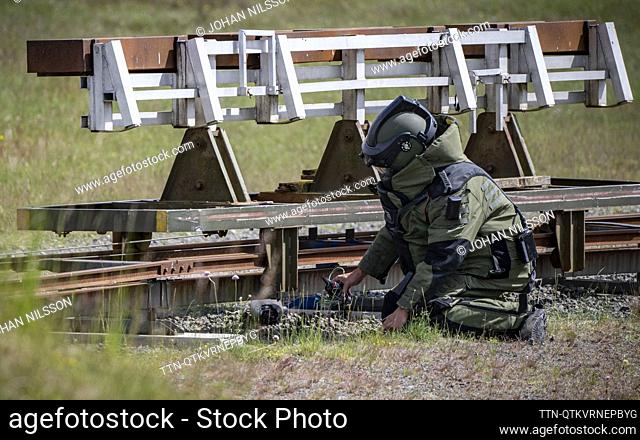 RAVLUNDA 2022-06-10 Personal i bombskyddsdräkt från norska Minedykker Kommandoen då man med hjälp av bombrobotar och vattenladdningar desarmerar en granat som...