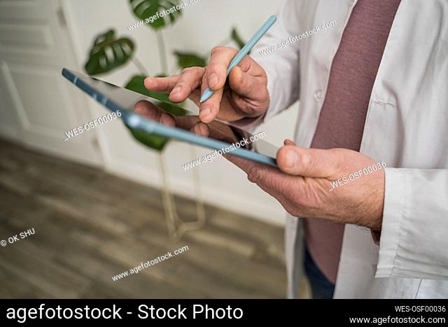 Doctor using tablet PC and digitized pen