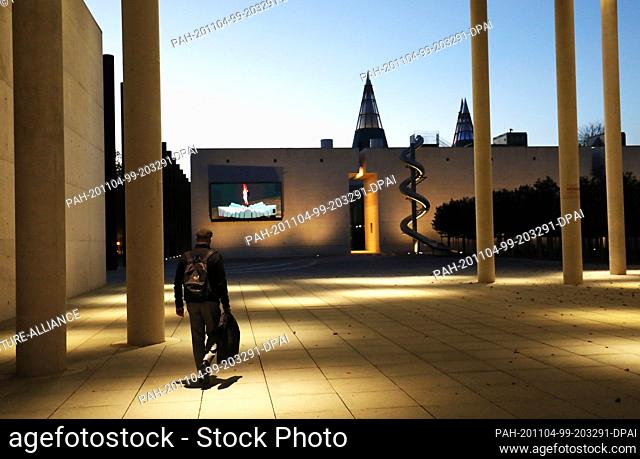 04 November 2020, North Rhine-Westphalia, Bonn: A man walks past the Bundeskunsthalle in the morning. The Kunsthalle will be closed from 02 to 30 November 2020