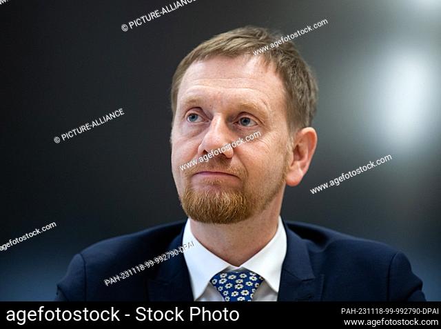 17 November 2023, Saxony, Stolpen: Michael Kretschmer (CDU), Minister President of Saxony, sits in front of Year 4 primary school pupils at Basaltus Primary...