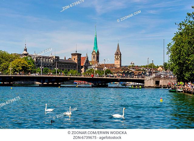 Schweiz, Zürich, Fluß Limmat, Einmündung in den Zürichsee mit Kirche Fraumünster und St.Peter