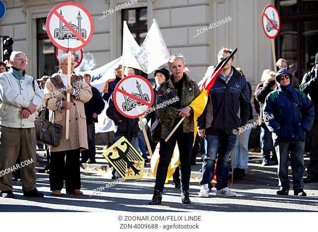 Anhaenger der rechtextremen Vereinigung Pro-NRW mit Anti-Islam-Schildern und Deutschlandflaggen auf einem Aufmarsch in Wuppertal