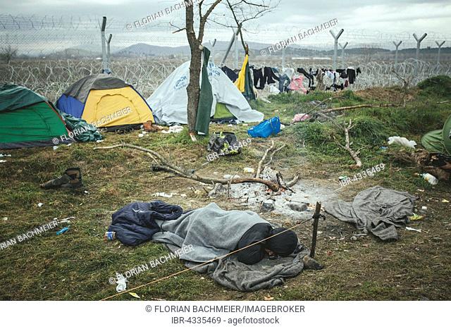 Idomeni refugee camp on Greek Macedonia border, Migrants sleep outside in front of the border fence, Idomeni, Central Macedonia, Greece