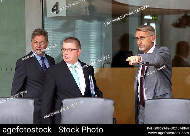 29 June 2020, Berlin: Christof Gramm (l), President of the Military Counter-Intelligence Service (MAD), and Thomas Haldenwang (M)