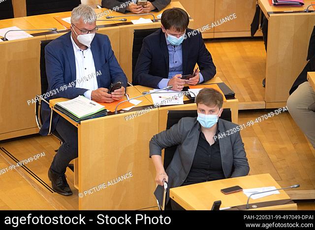 31 May 2022, Hessen, Wiesbaden: Torsten Felstehausen (Die Linke, back left), member of the Hessian state parliament and parliamentary director of the Left Party...